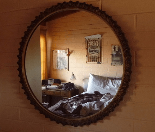 Tại sao tuyệt đối không được soi gương vào ban đêm?